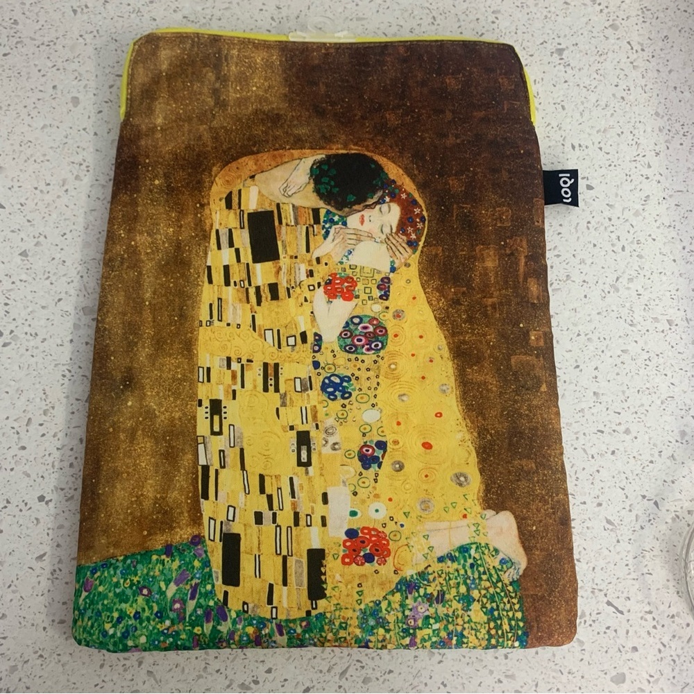 NWT Loqi Laptop Sleeve featuring The Kiss - Picture 2 of 5